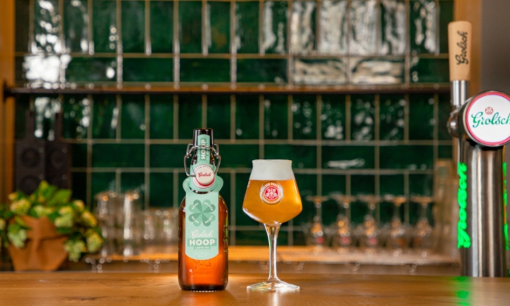 Grolsch Hoop beugelfles en glas op de bar